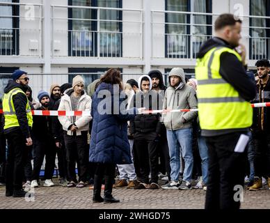 ARNHEM - les demandeurs d'asile attendent de pouvoir monter à bord d'un bateau au Nieuwe Kade, dans la capitale de Gueldre. Les demandeurs d'asile ont dû quitter temporairement leur lieu de résidence en raison d'un incendie dans un bateau adjacent où des réfugiés étaient également accueillis par l'Agence centrale pour l'accueil des demandeurs d'asile (COA). ANP SEM VAN DER WAL netherlands Out - belgium Out Credit : ANP/Alamy Live News Banque D'Images