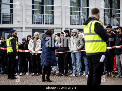 ARNHEM - les demandeurs d'asile attendent de pouvoir monter à bord d'un bateau au Nieuwe Kade, dans la capitale de Gueldre. Les demandeurs d'asile ont dû quitter temporairement leur lieu de résidence en raison d'un incendie dans un bateau adjacent où des réfugiés étaient également accueillis par l'Agence centrale pour l'accueil des demandeurs d'asile (COA). ANP SEM VAN DER WAL netherlands Out - belgium Out Credit : ANP/Alamy Live News Banque D'Images