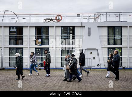 ARNHEM - les demandeurs d'asile attendent de pouvoir monter à bord d'un bateau au Nieuwe Kade, dans la capitale de Gueldre. Les demandeurs d'asile ont dû quitter temporairement leur lieu de résidence en raison d'un incendie dans un bateau adjacent où des réfugiés étaient également accueillis par l'Agence centrale pour l'accueil des demandeurs d'asile (COA). ANP SEM VAN DER WAL netherlands Out - belgium Out Credit : ANP/Alamy Live News Banque D'Images