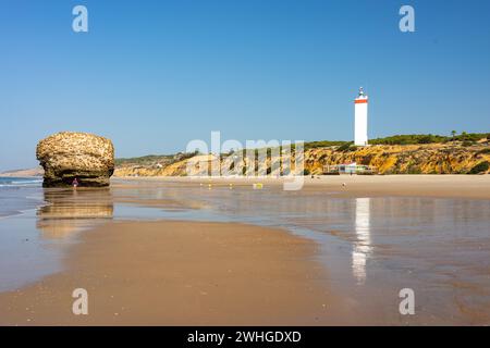 Phare et tour en ruine à la plage de Matalascanas Banque D'Images