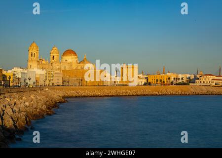 Bord de mer à Cadix avec vue sur la cathédrale à l'heure d'or Banque D'Images