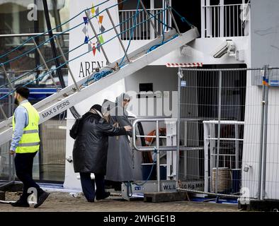 ARNHEM - les demandeurs d'asile embarquent à bord d'un bateau au Nieuwe Kade dans la capitale de Gueldre. Les demandeurs d'asile ont dû quitter temporairement leur lieu de résidence en raison d'un incendie dans un bateau adjacent où des réfugiés étaient également accueillis par l'Agence centrale pour l'accueil des demandeurs d'asile (COA). ANP SEM VAN DER WAL netherlands Out - belgium Out Credit : ANP/Alamy Live News Banque D'Images