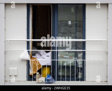 ARNHEM - un bateau évacué au Nieuwe Kade dans la capitale de Gueldre. Les demandeurs d'asile ont dû quitter temporairement leur lieu de résidence en raison d'un incendie dans un bateau adjacent où des réfugiés étaient également accueillis par l'Agence centrale pour l'accueil des demandeurs d'asile (COA). ANP SEM VAN DER WAL netherlands Out - belgium Out Credit : ANP/Alamy Live News Banque D'Images