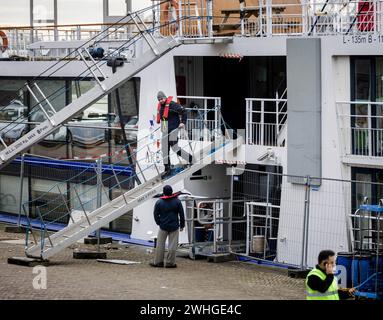 ARNHEM - un bateau évacué au Nieuwe Kade dans la capitale de Gueldre. Les demandeurs d'asile ont dû quitter temporairement leur lieu de résidence en raison d'un incendie dans un bateau adjacent où des réfugiés étaient également accueillis par l'Agence centrale pour l'accueil des demandeurs d'asile (COA). ANP SEM VAN DER WAL netherlands Out - belgium Out Credit : ANP/Alamy Live News Banque D'Images