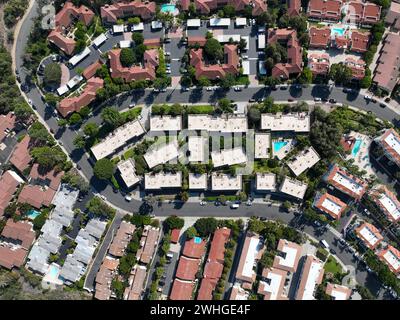 Vue aérienne de dessus de l'appartement de condominium communautaire de classe moyenne, North County San Diego, Banque D'Images