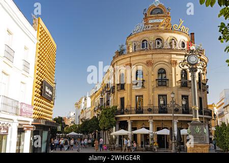 Bâtiment El Gallo Azul rotunda à Jerez de la Frontera Banque D'Images