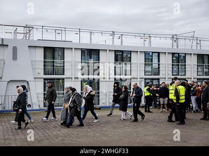 ARNHEM - les demandeurs d'asile attendent de pouvoir monter à bord d'un bateau au Nieuwe Kade, dans la capitale de Gueldre. Les demandeurs d'asile ont dû quitter temporairement leur lieu de résidence en raison d'un incendie dans un bateau adjacent où des réfugiés étaient également accueillis par l'Agence centrale pour l'accueil des demandeurs d'asile (COA). ANP SEM VAN DER WAL netherlands Out - belgium Out Credit : ANP/Alamy Live News Banque D'Images