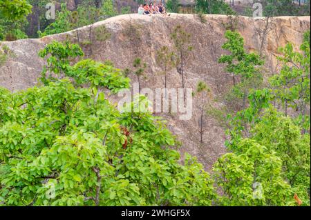 PAI, Mae Hong son, Thaïlande-avril 09 2023 : jeunes voyageurs perchés au sommet d'un précipice lointain, dans ce paysage naturellement formé, érodé et zone de nature Banque D'Images