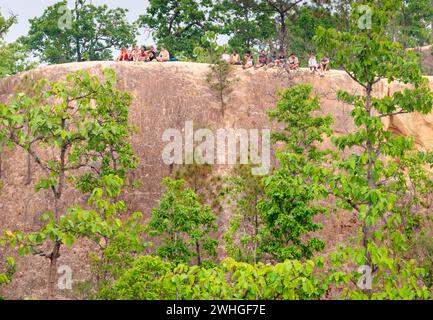 PAI, Mae Hong son, Thaïlande-avril 09 2023 : jeunes voyageurs perchés au sommet d'un précipice lointain, dans ce paysage naturellement formé, érodé et zone de nature Banque D'Images