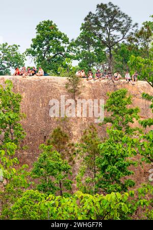 PAI, Mae Hong son, Thaïlande-avril 09 2023 : jeunes voyageurs perchés au sommet d'un précipice lointain, dans ce paysage naturellement formé, érodé et zone de nature Banque D'Images