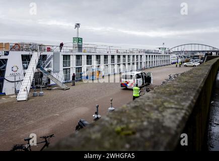 ARNHEM - un bateau évacué au Nieuwe Kade dans la capitale de Gueldre. Les demandeurs d'asile ont dû quitter temporairement leur lieu de résidence en raison d'un incendie dans un bateau adjacent où des réfugiés étaient également accueillis par l'Agence centrale pour l'accueil des demandeurs d'asile (COA). ANP SEM VAN DER WAL netherlands Out - belgium Out Credit : ANP/Alamy Live News Banque D'Images