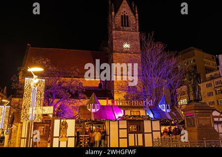 Marché Luther de Noël devant l'église des marchands et la statue de Martin Luther à Erfurt Banque D'Images