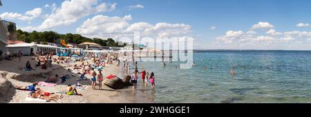 Odessa, Ukraine - 01 juillet 2018 : les gens profitent du soleil sur la plage de Lanzheron. Banque D'Images