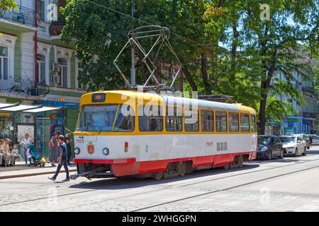 Odessa, Ukraine - 01 juillet 2018 : tramway de la ligne 10 passant dans le centre-ville. Banque D'Images