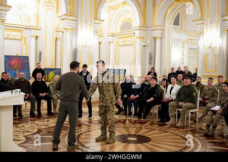 Kiev, Ukraine. 10 février 2024. DOCUMENT - lors d'une cérémonie de remise des prix à la salle blanche des héros du Palais Mariinsky, le 9 février 2024 à Kiev, Ukraine. Le président ukrainien Volodymyr Zelenskyy a décerné à Zaluzhnyi la médaille d'or du héros de l'Ukraine pour ses services. Photo de la présidence ukrainienne via ABACAPRESS.COM crédit : Abaca Press/Alamy Live News Banque D'Images