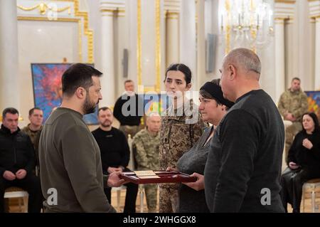 Kiev, Ukraine. 10 février 2024. PROSPECTUS - le président ukrainien Volodymyr Zelenskyy, à gauche, présente à la mère d'un soldat déchu le grade le plus élevé à titre posthume, ainsi que la Croix du mérite de combat lors d'une cérémonie à la salle blanche des héros du Palais Mariinsky, le 9 février 2024 à Kiev, Ukraine. Photo de la présidence ukrainienne via ABACAPRESS.COM crédit : Abaca Press/Alamy Live News Banque D'Images