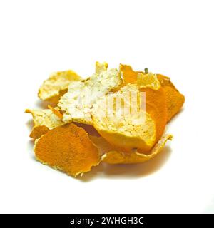 Pelures de mandarine séchées isolées sur fond blanc. Phytothérapie chinoise Banque D'Images