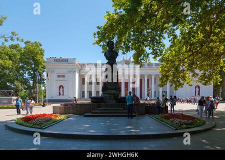 Odessa, Ukraine - 01 juillet 2018 : Monument à Alexandre Pouchkine en face de l'Hôtel de ville d'Odessa. Banque D'Images