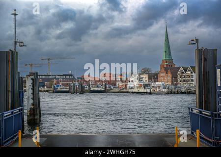 Lubeck Travemunde, Allemagne, 15 janvier 2023 : débarcadère du ferry traversant la rivière Trave de Priwall à la vieille ville de Banque D'Images