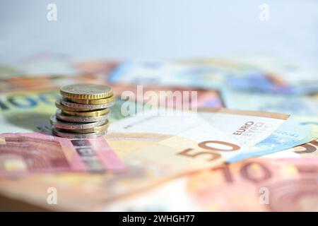 Pile de pièces sur les billets en euros, concept pour l'économie, les affaires, la finance et l'inflation, espace de copie, foyer sélectionné Banque D'Images