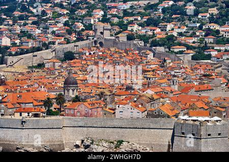 Photographie aérienne de Dubrovnik en Croatie montrant les murs de la ville et une mer d'un bleu profond. Banque D'Images