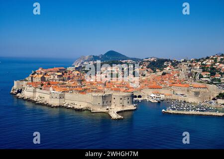 Photographie aérienne de Dubrovnik en Croatie montrant les murs de la ville et une mer d'un bleu profond. Banque D'Images