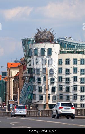 Prague, République tchèque - 16 juin 2018 : la Maison dansante (tchèque : Tančící dům) incurve un immeuble de bureaux moderne de l'architecte Frank Gehry, avec un dernier étage Banque D'Images