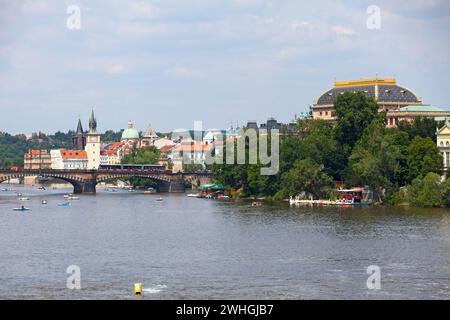 Prague, République tchèque - 16 juin 2018 : Pont des légions traversant la rivière Vltava près du Théâtre National. Banque D'Images