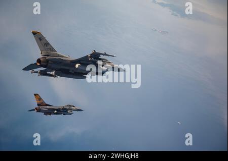 Deux F-16 Fighting Falcons de l'US Air Force du 80th Fighter Squadron opèrent au-dessus de l'Indo-Pacific, Oct. 22, 2023. Photo de Karrla Parra Banque D'Images