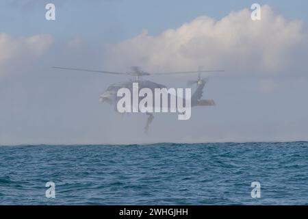 U.S. Marines lors d'un exercice de reconnaissance et de surveillance à Kin Blue, Okinawa, Japon, le 3 février 2024. Photo de Marcos A. Alvarado Banque D'Images