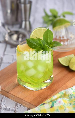 Cocktail de smash au basilic thaïlandais Banque D'Images