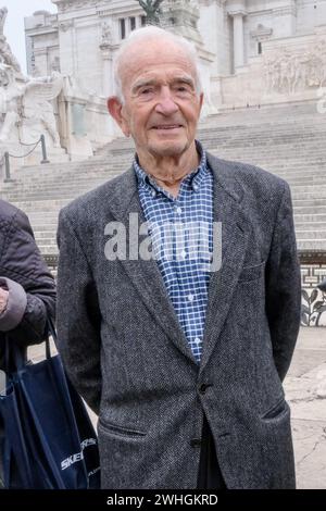 Foto Mauro Scrobogna/LaPresse10-02-2024 Roma, Italia - Cronaca - Giorno del Ricordo cerimonia Altare della Patria - Nella foto : Abdon Pamich, nato a Fiume 1933, medaglia d'oro nella marcia alle Olimpiadi di Tokyo 1964 durante la Deposzione al monumento del milite Ignoto di una corona in ricordo delle vittime delle foibe e dell'esodo Giuliano - Dalmata February 10, 2024 Rome, Italie - News - jour du souvenir, cérémonie de l'Altare della Patria - sur la photo: salue Abdon Pamich, né à Fiume 1933, médaille d'or en course de marche aux Jeux Olympiques de Tokyo 1964 lors de la déposition au monument de la Banque D'Images