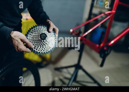 Mécanicien réparateur d'assemblage de vélo personnalisé en atelier Banque D'Images