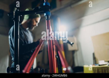 Mécanicien réparateur d'assemblage de vélo personnalisé en atelier Banque D'Images