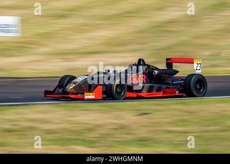 Sandown Park, Australie. 10 février 2024. George Kantzios (#23) devient le tour 3 lors des qualifications pour le Giti Australian Formula Open samedi à la Shannon’s Speed Series Race Sandown Credit : James Forrester/Alamy Live News Banque D'Images