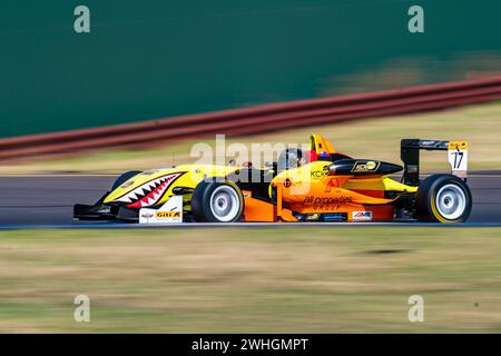 Sandown Park, Australie. 10 février 2024. Kyle Evans (#17) navigue dans le virage 3 lors des qualifications pour le Giti Australian Formula Open samedi à la Shannon’s Speed Series Race Sandown Credit : James Forrester/Alamy Live News Banque D'Images