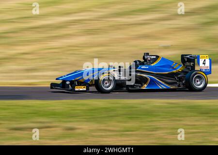 Sandown Park, Australie. 10 février 2024. Matthew Roesler (#4) devient le tour 3 lors des qualifications pour le Giti Australian Formula Open samedi à la Shannon’s Speed Series Race Sandown Credit : James Forrester/Alamy Live News Banque D'Images