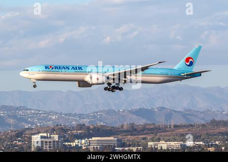 Korean Air Boeing 777-300ER Flugzeug Flughafen Los Angeles in den USA Los Angeles, USA - 2. Novembre 2022 : Ein Boeing 777-300ER Flugzeug der Korean Air mit dem Kennzeichen HL8274 auf dem Flughafen Los Angeles LAX in den USA. *** Korean Air Boeing 777 300 er Aircraft Aéroport de Los Angeles aux États-Unis Los Angeles, États-Unis 2 novembre 2022 Un Korean Air Boeing 777 300 er immatriculé HL8274 à l'aéroport LAX de Los Angeles aux États-Unis Banque D'Images