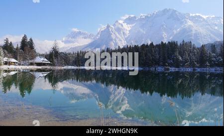 Magnifique journée ensoleillée à Lautersee près de Mittenwald avec réflexion et vue sur les montagnes Karwendel Banque D'Images