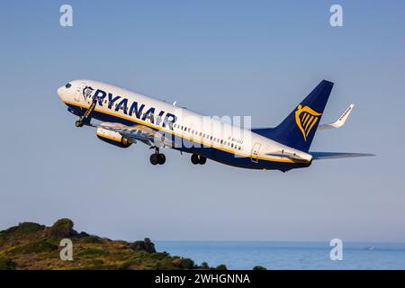 Ryanair Boeing 737-800 Flugzeug Flughafen Skiathos in Griechenland Skiathos, Griechenland - 24. Juni 2023 : Ein Boeing 737-800 Flugzeug der Ryanair mit dem Kennzeichen 9H-QAQ auf dem Flughafen Skiathos JSI in Griechenland. *** Ryanair Boeing 737 800 Aircraft Aéroport de Skiathos en Grèce Skiathos, Grèce 24 juin 2023 Un Ryanair Boeing 737 800 immatriculé 9H QAQ à l'aéroport JSI de Skiathos en Grèce Banque D'Images