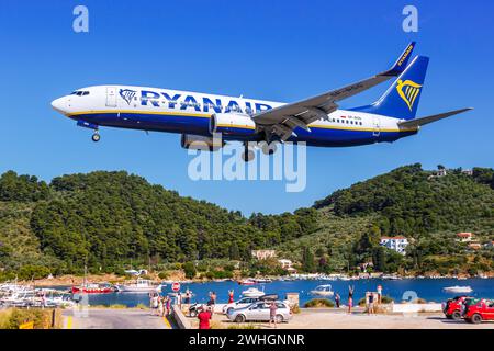 Ryanair Boeing 737-800 Flugzeug Flughafen Skiathos in Griechenland Skiathos, Griechenland - 27. Juni 2023 : Ein Boeing 737-800 Flugzeug der Ryanair mit dem Kennzeichen SP-RSG auf dem Flughafen Skiathos JSI in Griechenland. *** Ryanair Boeing 737 800 Aircraft Aéroport de Skiathos en Grèce Skiathos, Grèce 27 juin 2023 Un Ryanair Boeing 737 800 immatriculé SP RSG à l'aéroport JSI de Skiathos en Grèce Banque D'Images