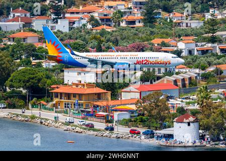 Jet2 Boeing 737-800 Flugzeug Flughafen Skiathos in Griechenland Skiathos, Griechenland - 30. Juni 2023 : Ein Boeing 737-800 Flugzeug der Jet2 mit dem Kennzeichen G-JZBP auf dem Flughafen Skiathos JSI in Griechenland. *** Jet2 Boeing 737 800 Aircraft Aéroport de Skiathos en Grèce Skiathos, Grèce 30 juin 2023 Un Boeing 737 800 Jet2 immatriculé G JZBP à l'aéroport de Skiathos JSI en Grèce Banque D'Images