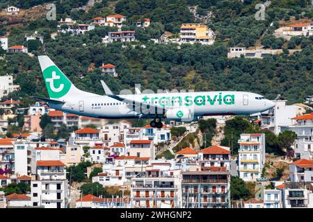 Transavia Boeing 737-800 Flugzeug Flughafen Skiathos in Griechenland Skiathos, Griechenland - 24. Juni 2023 : Ein Boeing 737-800 Flugzeug der Transavia mit dem Kennzeichen F-HTVT auf dem Flughafen Skiathos JSI in Griechenland. *** Transavia Boeing 737 800 Aéroport de Skiathos en Grèce Skiathos, Grèce 24 juin 2023 Un Boeing 737 800 de Transavia immatriculé F HTVT à l'Aéroport JSI de Skiathos en Grèce Banque D'Images