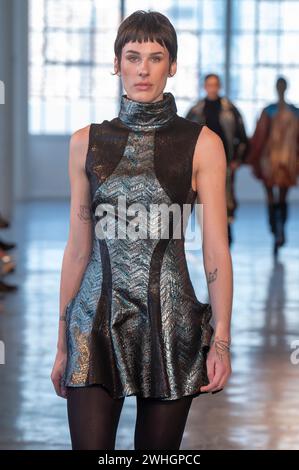 New York, États-Unis. 09th Feb, 2024. Un mannequin marche sur la piste du spectacle Custo Barcelona pendant la Fashion week de New York. Crédit : SOPA images Limited/Alamy Live News Banque D'Images