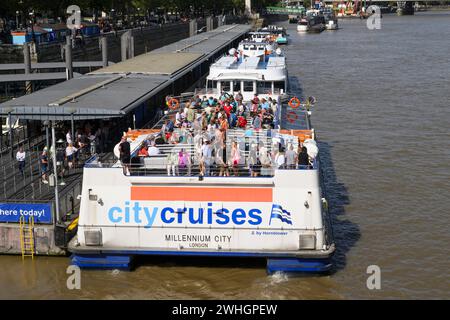 Un bateau touristique City Cruises appelé Millennium City amarre à Westminster Pier, Londres, Royaume-Uni. 5 septembre 2023 Banque D'Images