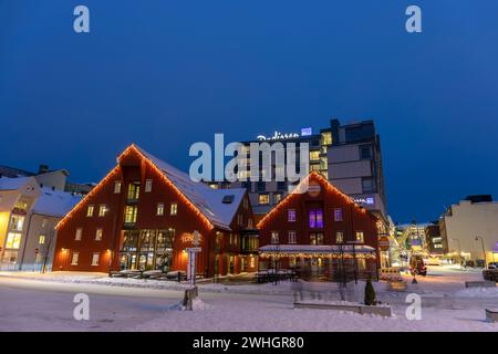 Europe, Norvège, Tromso, Bar et Restaurant sur le front de mer par Fredrik Langes Gate dans la neige d'hiver Banque D'Images