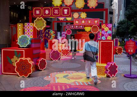 Hong Kong, Chine. 09th Feb, 2024. Les gens marchent à travers la décoration de rue avant le Festival du printemps, ou le nouvel an lunaire chinois. Les fleurs jouent un rôle énorme dans la célébration du nouvel an chinois à Hong Kong et les jours précédant la célébration du nouvel an représentent le pic annuel des ventes pour l'industrie. (Photo par Ivan Abreu/SOPA images/SIPA USA) crédit : SIPA USA/Alamy Live News Banque D'Images