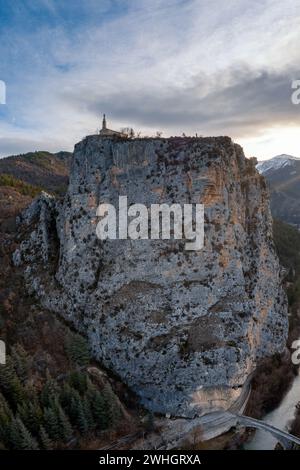 Vue verticale de la vue de la chapelle notre Dame du Roc sur son promontoire au sommet de la falaise au-dessus du village de Castellane dans le haut Verdo Banque D'Images