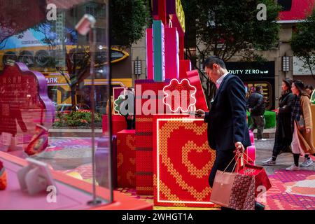 Hong Kong, Chine. 09th Feb, 2024. Les gens marchent à travers la décoration de rue avant le Festival du printemps, ou le nouvel an lunaire chinois. Les fleurs jouent un rôle énorme dans la célébration du nouvel an chinois à Hong Kong et les jours précédant la célébration du nouvel an représentent le pic annuel des ventes pour l'industrie. (Photo par Ivan Abreu/SOPA images/SIPA USA) crédit : SIPA USA/Alamy Live News Banque D'Images