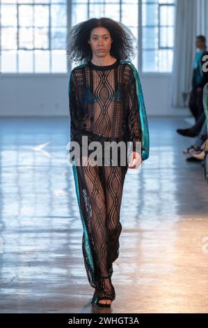 New York, États-Unis. 09th Feb, 2024. Un mannequin marche sur la piste du spectacle Custo Barcelona pendant la Fashion week de New York. (Photo de Ron Adar/SOPA images/SIPA USA) crédit : SIPA USA/Alamy Live News Banque D'Images